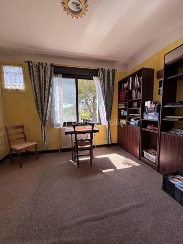 Maison familiale de charme avec dépendances et jardin piscinable – Marsillargues

Située au cœur du village de Marsillargues, dans un environnement calme et privilégié, cette belle propriété d’environ 200 m² offre de nombreuses possibilités d’aménagement et séduira aussi bien une grande famille qu’un investisseur ou un professionnel souhaitant allier habitation et activité.

Édifiée sur une parcelle paysagée de 590 m² piscinable, la maison principale se développe sur deux niveaux et propose de généreux volumes baignés de lumière.

La propriété se compose de :

* Une habitation principale spacieuse et fonctionnelle
* 8 pièces dont 6 chambres
* Deux garages, dont un vaste garage de 35 m²
* Un appartement indépendant aménagé au niveau des garages, idéal pour recevoir, loger un proche ou développer un projet locatif
* Deux buanderies
* Une dépendance indépendante d’environ 37 m² située au fond du jardin, à aménager selon vos envies : studio, atelier, espace professionnel ou logement complémentaire
* Un agréable jardin arboré avec espace détente et potentiel piscine

Côté prestations :

* Menuiseries PVC
* Volets roulants
* Deux portails coulissants automatisés en aluminium
* Porte de garage motorisée
* Forage

Cette propriété rare combine parfaitement confort, potentiel et modularité. Grâce à ses différents espaces de vie et dépendances, elle s’adapte à de nombreux projets : résidence familiale, regroupement intergénérationnel, activité libérale ou investissement locatif.

Un bien aux multiples atouts à découvrir sans tarder.