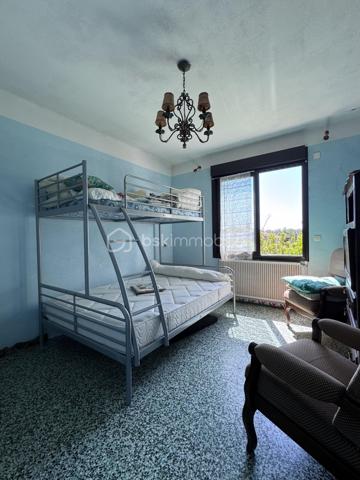 Maison familiale de charme avec dépendances et jardin piscinable – Marsillargues

Située au cœur du village de Marsillargues, dans un environnement calme et privilégié, cette belle propriété d’environ 200 m² offre de nombreuses possibilités d’aménagement et séduira aussi bien une grande famille qu’un investisseur ou un professionnel souhaitant allier habitation et activité.

Édifiée sur une parcelle paysagée de 590 m² piscinable, la maison principale se développe sur deux niveaux et propose de généreux volumes baignés de lumière.

La propriété se compose de :

* Une habitation principale spacieuse et fonctionnelle
* 8 pièces dont 6 chambres
* Deux garages, dont un vaste garage de 35 m²
* Un appartement indépendant aménagé au niveau des garages, idéal pour recevoir, loger un proche ou développer un projet locatif
* Deux buanderies
* Une dépendance indépendante d’environ 37 m² située au fond du jardin, à aménager selon vos envies : studio, atelier, espace professionnel ou logement complémentaire
* Un agréable jardin arboré avec espace détente et potentiel piscine

Côté prestations :

* Menuiseries PVC
* Volets roulants
* Deux portails coulissants automatisés en aluminium
* Porte de garage motorisée
* Forage

Cette propriété rare combine parfaitement confort, potentiel et modularité. Grâce à ses différents espaces de vie et dépendances, elle s’adapte à de nombreux projets : résidence familiale, regroupement intergénérationnel, activité libérale ou investissement locatif.

Un bien aux multiples atouts à découvrir sans tarder.