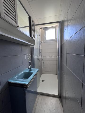 Maison familiale de charme avec dépendances et jardin piscinable – Marsillargues

Située au cœur du village de Marsillargues, dans un environnement calme et privilégié, cette belle propriété d’environ 200 m² offre de nombreuses possibilités d’aménagement et séduira aussi bien une grande famille qu’un investisseur ou un professionnel souhaitant allier habitation et activité.

Édifiée sur une parcelle paysagée de 590 m² piscinable, la maison principale se développe sur deux niveaux et propose de généreux volumes baignés de lumière.

La propriété se compose de :

* Une habitation principale spacieuse et fonctionnelle
* 8 pièces dont 6 chambres
* Deux garages, dont un vaste garage de 35 m²
* Un appartement indépendant aménagé au niveau des garages, idéal pour recevoir, loger un proche ou développer un projet locatif
* Deux buanderies
* Une dépendance indépendante d’environ 37 m² située au fond du jardin, à aménager selon vos envies : studio, atelier, espace professionnel ou logement complémentaire
* Un agréable jardin arboré avec espace détente et potentiel piscine

Côté prestations :

* Menuiseries PVC
* Volets roulants
* Deux portails coulissants automatisés en aluminium
* Porte de garage motorisée
* Forage

Cette propriété rare combine parfaitement confort, potentiel et modularité. Grâce à ses différents espaces de vie et dépendances, elle s’adapte à de nombreux projets : résidence familiale, regroupement intergénérationnel, activité libérale ou investissement locatif.

Un bien aux multiples atouts à découvrir sans tarder.