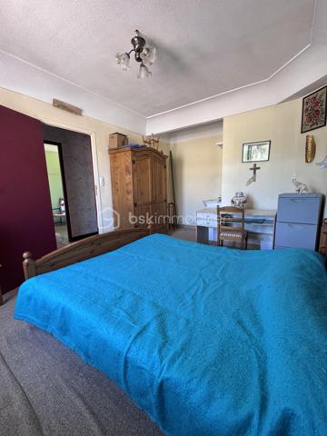 Maison familiale de charme avec dépendances et jardin piscinable – Marsillargues

Située au cœur du village de Marsillargues, dans un environnement calme et privilégié, cette belle propriété d’environ 200 m² offre de nombreuses possibilités d’aménagement et séduira aussi bien une grande famille qu’un investisseur ou un professionnel souhaitant allier habitation et activité.

Édifiée sur une parcelle paysagée de 590 m² piscinable, la maison principale se développe sur deux niveaux et propose de généreux volumes baignés de lumière.

La propriété se compose de :

* Une habitation principale spacieuse et fonctionnelle
* 8 pièces dont 6 chambres
* Deux garages, dont un vaste garage de 35 m²
* Un appartement indépendant aménagé au niveau des garages, idéal pour recevoir, loger un proche ou développer un projet locatif
* Deux buanderies
* Une dépendance indépendante d’environ 37 m² située au fond du jardin, à aménager selon vos envies : studio, atelier, espace professionnel ou logement complémentaire
* Un agréable jardin arboré avec espace détente et potentiel piscine

Côté prestations :

* Menuiseries PVC
* Volets roulants
* Deux portails coulissants automatisés en aluminium
* Porte de garage motorisée
* Forage

Cette propriété rare combine parfaitement confort, potentiel et modularité. Grâce à ses différents espaces de vie et dépendances, elle s’adapte à de nombreux projets : résidence familiale, regroupement intergénérationnel, activité libérale ou investissement locatif.

Un bien aux multiples atouts à découvrir sans tarder.