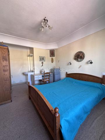 Maison familiale de charme avec dépendances et jardin piscinable – Marsillargues

Située au cœur du village de Marsillargues, dans un environnement calme et privilégié, cette belle propriété d’environ 200 m² offre de nombreuses possibilités d’aménagement et séduira aussi bien une grande famille qu’un investisseur ou un professionnel souhaitant allier habitation et activité.

Édifiée sur une parcelle paysagée de 590 m² piscinable, la maison principale se développe sur deux niveaux et propose de généreux volumes baignés de lumière.

La propriété se compose de :

* Une habitation principale spacieuse et fonctionnelle
* 8 pièces dont 6 chambres
* Deux garages, dont un vaste garage de 35 m²
* Un appartement indépendant aménagé au niveau des garages, idéal pour recevoir, loger un proche ou développer un projet locatif
* Deux buanderies
* Une dépendance indépendante d’environ 37 m² située au fond du jardin, à aménager selon vos envies : studio, atelier, espace professionnel ou logement complémentaire
* Un agréable jardin arboré avec espace détente et potentiel piscine

Côté prestations :

* Menuiseries PVC
* Volets roulants
* Deux portails coulissants automatisés en aluminium
* Porte de garage motorisée
* Forage

Cette propriété rare combine parfaitement confort, potentiel et modularité. Grâce à ses différents espaces de vie et dépendances, elle s’adapte à de nombreux projets : résidence familiale, regroupement intergénérationnel, activité libérale ou investissement locatif.

Un bien aux multiples atouts à découvrir sans tarder.