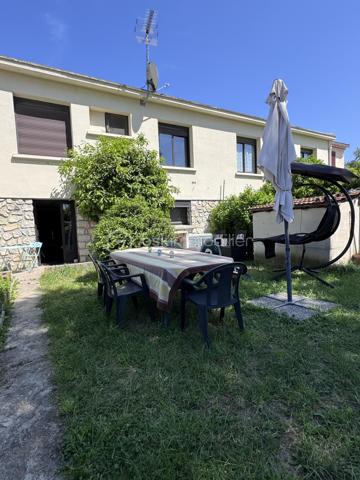 Maison familiale de charme avec dépendances et jardin piscinable – Marsillargues

Située au cœur du village de Marsillargues, dans un environnement calme et privilégié, cette belle propriété d’environ 200 m² offre de nombreuses possibilités d’aménagement et séduira aussi bien une grande famille qu’un investisseur ou un professionnel souhaitant allier habitation et activité.

Édifiée sur une parcelle paysagée de 590 m² piscinable, la maison principale se développe sur deux niveaux et propose de généreux volumes baignés de lumière.

La propriété se compose de :

* Une habitation principale spacieuse et fonctionnelle
* 8 pièces dont 6 chambres
* Deux garages, dont un vaste garage de 35 m²
* Un appartement indépendant aménagé au niveau des garages, idéal pour recevoir, loger un proche ou développer un projet locatif
* Deux buanderies
* Une dépendance indépendante d’environ 37 m² située au fond du jardin, à aménager selon vos envies : studio, atelier, espace professionnel ou logement complémentaire
* Un agréable jardin arboré avec espace détente et potentiel piscine

Côté prestations :

* Menuiseries PVC
* Volets roulants
* Deux portails coulissants automatisés en aluminium
* Porte de garage motorisée
* Forage

Cette propriété rare combine parfaitement confort, potentiel et modularité. Grâce à ses différents espaces de vie et dépendances, elle s’adapte à de nombreux projets : résidence familiale, regroupement intergénérationnel, activité libérale ou investissement locatif.

Un bien aux multiples atouts à découvrir sans tarder.