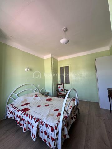 Maison familiale de charme avec dépendances et jardin piscinable – Marsillargues

Située au cœur du village de Marsillargues, dans un environnement calme et privilégié, cette belle propriété d’environ 200 m² offre de nombreuses possibilités d’aménagement et séduira aussi bien une grande famille qu’un investisseur ou un professionnel souhaitant allier habitation et activité.

Édifiée sur une parcelle paysagée de 590 m² piscinable, la maison principale se développe sur deux niveaux et propose de généreux volumes baignés de lumière.

La propriété se compose de :

* Une habitation principale spacieuse et fonctionnelle
* 8 pièces dont 6 chambres
* Deux garages, dont un vaste garage de 35 m²
* Un appartement indépendant aménagé au niveau des garages, idéal pour recevoir, loger un proche ou développer un projet locatif
* Deux buanderies
* Une dépendance indépendante d’environ 37 m² située au fond du jardin, à aménager selon vos envies : studio, atelier, espace professionnel ou logement complémentaire
* Un agréable jardin arboré avec espace détente et potentiel piscine

Côté prestations :

* Menuiseries PVC
* Volets roulants
* Deux portails coulissants automatisés en aluminium
* Porte de garage motorisée
* Forage

Cette propriété rare combine parfaitement confort, potentiel et modularité. Grâce à ses différents espaces de vie et dépendances, elle s’adapte à de nombreux projets : résidence familiale, regroupement intergénérationnel, activité libérale ou investissement locatif.

Un bien aux multiples atouts à découvrir sans tarder.