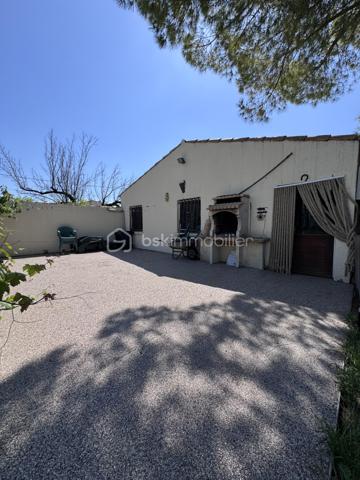Maison familiale de charme avec dépendances et jardin piscinable – Marsillargues

Située au cœur du village de Marsillargues, dans un environnement calme et privilégié, cette belle propriété d’environ 200 m² offre de nombreuses possibilités d’aménagement et séduira aussi bien une grande famille qu’un investisseur ou un professionnel souhaitant allier habitation et activité.

Édifiée sur une parcelle paysagée de 590 m² piscinable, la maison principale se développe sur deux niveaux et propose de généreux volumes baignés de lumière.

La propriété se compose de :

* Une habitation principale spacieuse et fonctionnelle
* 8 pièces dont 6 chambres
* Deux garages, dont un vaste garage de 35 m²
* Un appartement indépendant aménagé au niveau des garages, idéal pour recevoir, loger un proche ou développer un projet locatif
* Deux buanderies
* Une dépendance indépendante d’environ 37 m² située au fond du jardin, à aménager selon vos envies : studio, atelier, espace professionnel ou logement complémentaire
* Un agréable jardin arboré avec espace détente et potentiel piscine

Côté prestations :

* Menuiseries PVC
* Volets roulants
* Deux portails coulissants automatisés en aluminium
* Porte de garage motorisée
* Forage

Cette propriété rare combine parfaitement confort, potentiel et modularité. Grâce à ses différents espaces de vie et dépendances, elle s’adapte à de nombreux projets : résidence familiale, regroupement intergénérationnel, activité libérale ou investissement locatif.

Un bien aux multiples atouts à découvrir sans tarder.