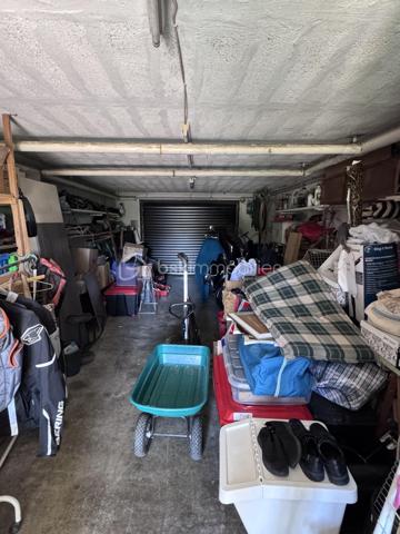 Maison familiale de charme avec dépendances et jardin piscinable – Marsillargues

Située au cœur du village de Marsillargues, dans un environnement calme et privilégié, cette belle propriété d’environ 200 m² offre de nombreuses possibilités d’aménagement et séduira aussi bien une grande famille qu’un investisseur ou un professionnel souhaitant allier habitation et activité.

Édifiée sur une parcelle paysagée de 590 m² piscinable, la maison principale se développe sur deux niveaux et propose de généreux volumes baignés de lumière.

La propriété se compose de :

* Une habitation principale spacieuse et fonctionnelle
* 8 pièces dont 6 chambres
* Deux garages, dont un vaste garage de 35 m²
* Un appartement indépendant aménagé au niveau des garages, idéal pour recevoir, loger un proche ou développer un projet locatif
* Deux buanderies
* Une dépendance indépendante d’environ 37 m² située au fond du jardin, à aménager selon vos envies : studio, atelier, espace professionnel ou logement complémentaire
* Un agréable jardin arboré avec espace détente et potentiel piscine

Côté prestations :

* Menuiseries PVC
* Volets roulants
* Deux portails coulissants automatisés en aluminium
* Porte de garage motorisée
* Forage

Cette propriété rare combine parfaitement confort, potentiel et modularité. Grâce à ses différents espaces de vie et dépendances, elle s’adapte à de nombreux projets : résidence familiale, regroupement intergénérationnel, activité libérale ou investissement locatif.

Un bien aux multiples atouts à découvrir sans tarder.
