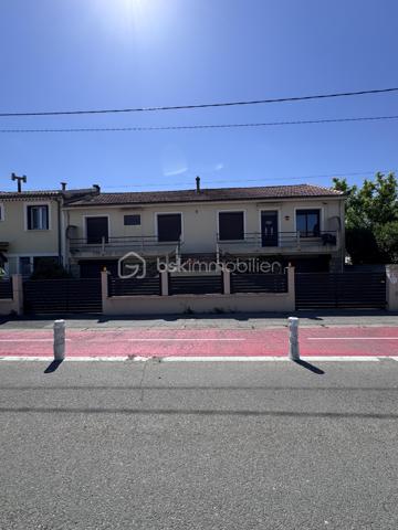 Maison familiale de charme avec dépendances et jardin piscinable – Marsillargues

Située au cœur du village de Marsillargues, dans un environnement calme et privilégié, cette belle propriété d’environ 200 m² offre de nombreuses possibilités d’aménagement et séduira aussi bien une grande famille qu’un investisseur ou un professionnel souhaitant allier habitation et activité.

Édifiée sur une parcelle paysagée de 590 m² piscinable, la maison principale se développe sur deux niveaux et propose de généreux volumes baignés de lumière.

La propriété se compose de :

* Une habitation principale spacieuse et fonctionnelle
* 8 pièces dont 6 chambres
* Deux garages, dont un vaste garage de 35 m²
* Un appartement indépendant aménagé au niveau des garages, idéal pour recevoir, loger un proche ou développer un projet locatif
* Deux buanderies
* Une dépendance indépendante d’environ 37 m² située au fond du jardin, à aménager selon vos envies : studio, atelier, espace professionnel ou logement complémentaire
* Un agréable jardin arboré avec espace détente et potentiel piscine

Côté prestations :

* Menuiseries PVC
* Volets roulants
* Deux portails coulissants automatisés en aluminium
* Porte de garage motorisée
* Forage

Cette propriété rare combine parfaitement confort, potentiel et modularité. Grâce à ses différents espaces de vie et dépendances, elle s’adapte à de nombreux projets : résidence familiale, regroupement intergénérationnel, activité libérale ou investissement locatif.

Un bien aux multiples atouts à découvrir sans tarder.