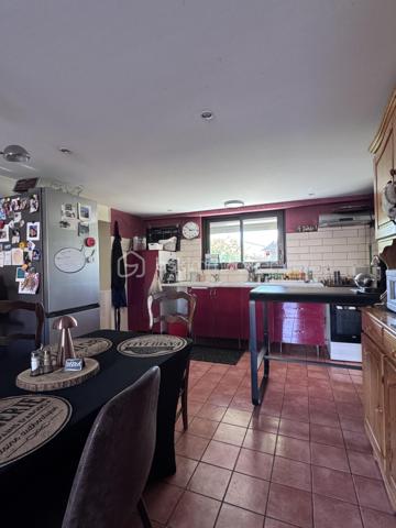 Maison familiale de charme avec dépendances et jardin piscinable – Marsillargues

Située au cœur du village de Marsillargues, dans un environnement calme et privilégié, cette belle propriété d’environ 200 m² offre de nombreuses possibilités d’aménagement et séduira aussi bien une grande famille qu’un investisseur ou un professionnel souhaitant allier habitation et activité.

Édifiée sur une parcelle paysagée de 590 m² piscinable, la maison principale se développe sur deux niveaux et propose de généreux volumes baignés de lumière.

La propriété se compose de :

* Une habitation principale spacieuse et fonctionnelle
* 8 pièces dont 6 chambres
* Deux garages, dont un vaste garage de 35 m²
* Un appartement indépendant aménagé au niveau des garages, idéal pour recevoir, loger un proche ou développer un projet locatif
* Deux buanderies
* Une dépendance indépendante d’environ 37 m² située au fond du jardin, à aménager selon vos envies : studio, atelier, espace professionnel ou logement complémentaire
* Un agréable jardin arboré avec espace détente et potentiel piscine

Côté prestations :

* Menuiseries PVC
* Volets roulants
* Deux portails coulissants automatisés en aluminium
* Porte de garage motorisée
* Forage

Cette propriété rare combine parfaitement confort, potentiel et modularité. Grâce à ses différents espaces de vie et dépendances, elle s’adapte à de nombreux projets : résidence familiale, regroupement intergénérationnel, activité libérale ou investissement locatif.

Un bien aux multiples atouts à découvrir sans tarder.