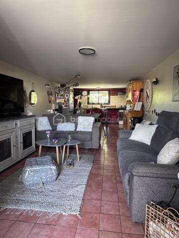 Maison familiale de charme avec dépendances et jardin piscinable – Marsillargues

Située au cœur du village de Marsillargues, dans un environnement calme et privilégié, cette belle propriété d’environ 200 m² offre de nombreuses possibilités d’aménagement et séduira aussi bien une grande famille qu’un investisseur ou un professionnel souhaitant allier habitation et activité.

Édifiée sur une parcelle paysagée de 590 m² piscinable, la maison principale se développe sur deux niveaux et propose de généreux volumes baignés de lumière.

La propriété se compose de :

* Une habitation principale spacieuse et fonctionnelle
* 8 pièces dont 6 chambres
* Deux garages, dont un vaste garage de 35 m²
* Un appartement indépendant aménagé au niveau des garages, idéal pour recevoir, loger un proche ou développer un projet locatif
* Deux buanderies
* Une dépendance indépendante d’environ 37 m² située au fond du jardin, à aménager selon vos envies : studio, atelier, espace professionnel ou logement complémentaire
* Un agréable jardin arboré avec espace détente et potentiel piscine

Côté prestations :

* Menuiseries PVC
* Volets roulants
* Deux portails coulissants automatisés en aluminium
* Porte de garage motorisée
* Forage

Cette propriété rare combine parfaitement confort, potentiel et modularité. Grâce à ses différents espaces de vie et dépendances, elle s’adapte à de nombreux projets : résidence familiale, regroupement intergénérationnel, activité libérale ou investissement locatif.

Un bien aux multiples atouts à découvrir sans tarder.