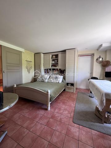 Maison familiale de charme avec dépendances et jardin piscinable – Marsillargues

Située au cœur du village de Marsillargues, dans un environnement calme et privilégié, cette belle propriété d’environ 200 m² offre de nombreuses possibilités d’aménagement et séduira aussi bien une grande famille qu’un investisseur ou un professionnel souhaitant allier habitation et activité.

Édifiée sur une parcelle paysagée de 590 m² piscinable, la maison principale se développe sur deux niveaux et propose de généreux volumes baignés de lumière.

La propriété se compose de :

* Une habitation principale spacieuse et fonctionnelle
* 8 pièces dont 6 chambres
* Deux garages, dont un vaste garage de 35 m²
* Un appartement indépendant aménagé au niveau des garages, idéal pour recevoir, loger un proche ou développer un projet locatif
* Deux buanderies
* Une dépendance indépendante d’environ 37 m² située au fond du jardin, à aménager selon vos envies : studio, atelier, espace professionnel ou logement complémentaire
* Un agréable jardin arboré avec espace détente et potentiel piscine

Côté prestations :

* Menuiseries PVC
* Volets roulants
* Deux portails coulissants automatisés en aluminium
* Porte de garage motorisée
* Forage

Cette propriété rare combine parfaitement confort, potentiel et modularité. Grâce à ses différents espaces de vie et dépendances, elle s’adapte à de nombreux projets : résidence familiale, regroupement intergénérationnel, activité libérale ou investissement locatif.

Un bien aux multiples atouts à découvrir sans tarder.