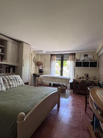 Maison familiale de charme avec dépendances et jardin piscinable – Marsillargues

Située au cœur du village de Marsillargues, dans un environnement calme et privilégié, cette belle propriété d’environ 200 m² offre de nombreuses possibilités d’aménagement et séduira aussi bien une grande famille qu’un investisseur ou un professionnel souhaitant allier habitation et activité.

Édifiée sur une parcelle paysagée de 590 m² piscinable, la maison principale se développe sur deux niveaux et propose de généreux volumes baignés de lumière.

La propriété se compose de :

* Une habitation principale spacieuse et fonctionnelle
* 8 pièces dont 6 chambres
* Deux garages, dont un vaste garage de 35 m²
* Un appartement indépendant aménagé au niveau des garages, idéal pour recevoir, loger un proche ou développer un projet locatif
* Deux buanderies
* Une dépendance indépendante d’environ 37 m² située au fond du jardin, à aménager selon vos envies : studio, atelier, espace professionnel ou logement complémentaire
* Un agréable jardin arboré avec espace détente et potentiel piscine

Côté prestations :

* Menuiseries PVC
* Volets roulants
* Deux portails coulissants automatisés en aluminium
* Porte de garage motorisée
* Forage

Cette propriété rare combine parfaitement confort, potentiel et modularité. Grâce à ses différents espaces de vie et dépendances, elle s’adapte à de nombreux projets : résidence familiale, regroupement intergénérationnel, activité libérale ou investissement locatif.

Un bien aux multiples atouts à découvrir sans tarder.