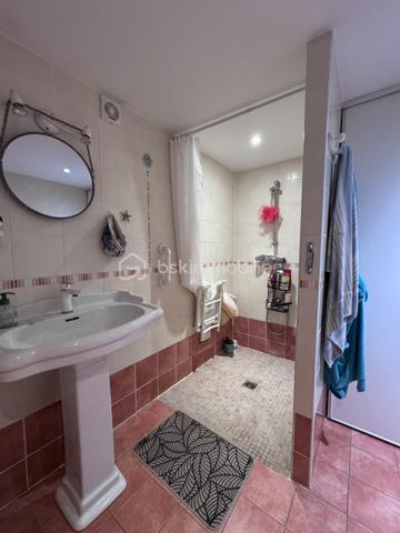 Maison familiale de charme avec dépendances et jardin piscinable – Marsillargues

Située au cœur du village de Marsillargues, dans un environnement calme et privilégié, cette belle propriété d’environ 200 m² offre de nombreuses possibilités d’aménagement et séduira aussi bien une grande famille qu’un investisseur ou un professionnel souhaitant allier habitation et activité.

Édifiée sur une parcelle paysagée de 590 m² piscinable, la maison principale se développe sur deux niveaux et propose de généreux volumes baignés de lumière.

La propriété se compose de :

* Une habitation principale spacieuse et fonctionnelle
* 8 pièces dont 6 chambres
* Deux garages, dont un vaste garage de 35 m²
* Un appartement indépendant aménagé au niveau des garages, idéal pour recevoir, loger un proche ou développer un projet locatif
* Deux buanderies
* Une dépendance indépendante d’environ 37 m² située au fond du jardin, à aménager selon vos envies : studio, atelier, espace professionnel ou logement complémentaire
* Un agréable jardin arboré avec espace détente et potentiel piscine

Côté prestations :

* Menuiseries PVC
* Volets roulants
* Deux portails coulissants automatisés en aluminium
* Porte de garage motorisée
* Forage

Cette propriété rare combine parfaitement confort, potentiel et modularité. Grâce à ses différents espaces de vie et dépendances, elle s’adapte à de nombreux projets : résidence familiale, regroupement intergénérationnel, activité libérale ou investissement locatif.

Un bien aux multiples atouts à découvrir sans tarder.