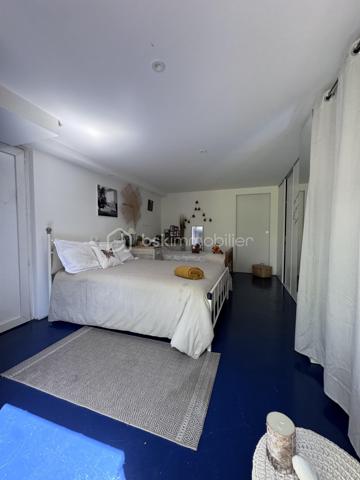 Maison familiale de charme avec dépendances et jardin piscinable – Marsillargues

Située au cœur du village de Marsillargues, dans un environnement calme et privilégié, cette belle propriété d’environ 200 m² offre de nombreuses possibilités d’aménagement et séduira aussi bien une grande famille qu’un investisseur ou un professionnel souhaitant allier habitation et activité.

Édifiée sur une parcelle paysagée de 590 m² piscinable, la maison principale se développe sur deux niveaux et propose de généreux volumes baignés de lumière.

La propriété se compose de :

* Une habitation principale spacieuse et fonctionnelle
* 8 pièces dont 6 chambres
* Deux garages, dont un vaste garage de 35 m²
* Un appartement indépendant aménagé au niveau des garages, idéal pour recevoir, loger un proche ou développer un projet locatif
* Deux buanderies
* Une dépendance indépendante d’environ 37 m² située au fond du jardin, à aménager selon vos envies : studio, atelier, espace professionnel ou logement complémentaire
* Un agréable jardin arboré avec espace détente et potentiel piscine

Côté prestations :

* Menuiseries PVC
* Volets roulants
* Deux portails coulissants automatisés en aluminium
* Porte de garage motorisée
* Forage

Cette propriété rare combine parfaitement confort, potentiel et modularité. Grâce à ses différents espaces de vie et dépendances, elle s’adapte à de nombreux projets : résidence familiale, regroupement intergénérationnel, activité libérale ou investissement locatif.

Un bien aux multiples atouts à découvrir sans tarder.