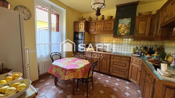 Maison de caractère en pierre meulière avec des grandes dépendances !!