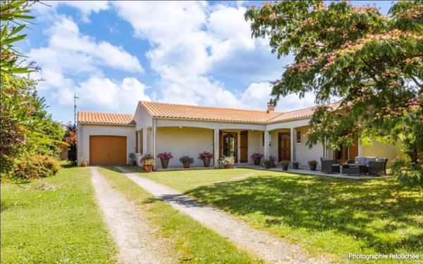 Pavillon familial avec grand jardin dans un village paisible