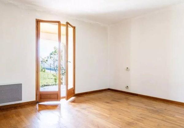 Pavillon familial avec grand jardin dans un village paisible