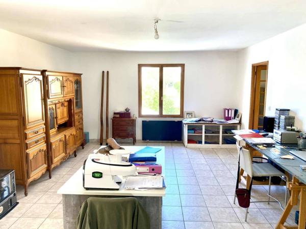 Pavillon familial avec grand jardin dans un village paisible