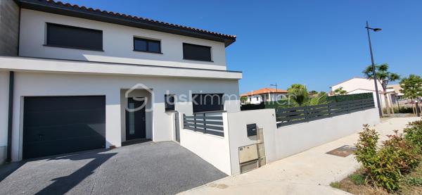 ✨ Villa contemporaine avec piscine – Cabestany
Magnifique villa contemporaine 3 faces, située au cœur d’un quartier résidentiel verdoyant et recherché de Cabestany, alliant architecture moderne, confort haut de gamme et technologies durables.

Implantée sur une parcelle de 285 m², cette maison développe 125 m² habitables, complétés par un garage de 15 m² entièrement plaqué et carrelé.

Dès l’entrée, vous serez séduit par une ambiance lumineuse et chaleureuse, portée par de beaux volumes et une exposition idéale.

🏡 Les prestations intérieures

Grande pièce de vie ouverte et conviviale

Cuisine moderne ouverte, pensée pour le quotidien et la réception

4 chambres, dont une suite parentale en rez-de-chaussée

2 WC

Villa aux normes RE2020

Climatisation gainable Air Zone

Décennale & dommage ouvrage

FRAIS DE NOTAIRE RENDUIT 

Exposition Sud – maison très lumineuse

🌿 À l’extérieur : un véritable espace détente

Piscine Bali 6 x 3 m, élégante et apaisante

Terrasse intime, idéale pour les moments de convivialité

Environnement calme et résidentiel, sans vis-à-vis oppressant

💫 Le mot de la fin

Une villa rare, harmonieuse et contemporaine, offrant douceur de vivre, lumière et sérénité, dans un cadre rassurant et qualitatif.

📞 Un véritable coup de cœur à découvrir sans tarder.
Contactez-moi pour plus d’informations ou organiser une visite.