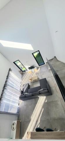 ✨ Villa contemporaine avec piscine – Cabestany
Magnifique villa contemporaine 3 faces, située au cœur d’un quartier résidentiel verdoyant et recherché de Cabestany, alliant architecture moderne, confort haut de gamme et technologies durables.

Implantée sur une parcelle de 285 m², cette maison développe 125 m² habitables, complétés par un garage de 15 m² entièrement plaqué et carrelé.

Dès l’entrée, vous serez séduit par une ambiance lumineuse et chaleureuse, portée par de beaux volumes et une exposition idéale.

🏡 Les prestations intérieures

Grande pièce de vie ouverte et conviviale

Cuisine moderne ouverte, pensée pour le quotidien et la réception

4 chambres, dont une suite parentale en rez-de-chaussée

2 WC

Villa aux normes RE2020

Climatisation gainable Air Zone

Décennale & dommage ouvrage

FRAIS DE NOTAIRE RENDUIT 

Exposition Sud – maison très lumineuse

🌿 À l’extérieur : un véritable espace détente

Piscine Bali 6 x 3 m, élégante et apaisante

Terrasse intime, idéale pour les moments de convivialité

Environnement calme et résidentiel, sans vis-à-vis oppressant

💫 Le mot de la fin

Une villa rare, harmonieuse et contemporaine, offrant douceur de vivre, lumière et sérénité, dans un cadre rassurant et qualitatif.

📞 Un véritable coup de cœur à découvrir sans tarder.
Contactez-moi pour plus d’informations ou organiser une visite.