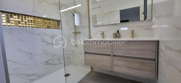 ✨ Villa contemporaine avec piscine – Cabestany
Magnifique villa contemporaine 3 faces, située au cœur d’un quartier résidentiel verdoyant et recherché de Cabestany, alliant architecture moderne, confort haut de gamme et technologies durables.

Implantée sur une parcelle de 285 m², cette maison développe 125 m² habitables, complétés par un garage de 15 m² entièrement plaqué et carrelé.

Dès l’entrée, vous serez séduit par une ambiance lumineuse et chaleureuse, portée par de beaux volumes et une exposition idéale.

🏡 Les prestations intérieures

Grande pièce de vie ouverte et conviviale

Cuisine moderne ouverte, pensée pour le quotidien et la réception

4 chambres, dont une suite parentale en rez-de-chaussée

2 WC

Villa aux normes RE2020

Climatisation gainable Air Zone

Décennale & dommage ouvrage

FRAIS DE NOTAIRE RENDUIT 

Exposition Sud – maison très lumineuse

🌿 À l’extérieur : un véritable espace détente

Piscine Bali 6 x 3 m, élégante et apaisante

Terrasse intime, idéale pour les moments de convivialité

Environnement calme et résidentiel, sans vis-à-vis oppressant

💫 Le mot de la fin

Une villa rare, harmonieuse et contemporaine, offrant douceur de vivre, lumière et sérénité, dans un cadre rassurant et qualitatif.

📞 Un véritable coup de cœur à découvrir sans tarder.
Contactez-moi pour plus d’informations ou organiser une visite.