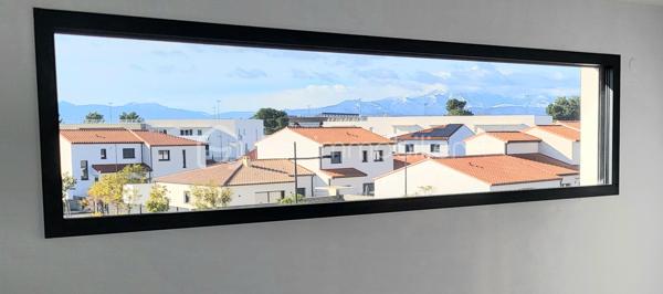 ✨ Villa contemporaine avec piscine – Cabestany
Magnifique villa contemporaine 3 faces, située au cœur d’un quartier résidentiel verdoyant et recherché de Cabestany, alliant architecture moderne, confort haut de gamme et technologies durables.

Implantée sur une parcelle de 285 m², cette maison développe 125 m² habitables, complétés par un garage de 15 m² entièrement plaqué et carrelé.

Dès l’entrée, vous serez séduit par une ambiance lumineuse et chaleureuse, portée par de beaux volumes et une exposition idéale.

🏡 Les prestations intérieures

Grande pièce de vie ouverte et conviviale

Cuisine moderne ouverte, pensée pour le quotidien et la réception

4 chambres, dont une suite parentale en rez-de-chaussée

2 WC

Villa aux normes RE2020

Climatisation gainable Air Zone

Décennale & dommage ouvrage

FRAIS DE NOTAIRE RENDUIT 

Exposition Sud – maison très lumineuse

🌿 À l’extérieur : un véritable espace détente

Piscine Bali 6 x 3 m, élégante et apaisante

Terrasse intime, idéale pour les moments de convivialité

Environnement calme et résidentiel, sans vis-à-vis oppressant

💫 Le mot de la fin

Une villa rare, harmonieuse et contemporaine, offrant douceur de vivre, lumière et sérénité, dans un cadre rassurant et qualitatif.

📞 Un véritable coup de cœur à découvrir sans tarder.
Contactez-moi pour plus d’informations ou organiser une visite.