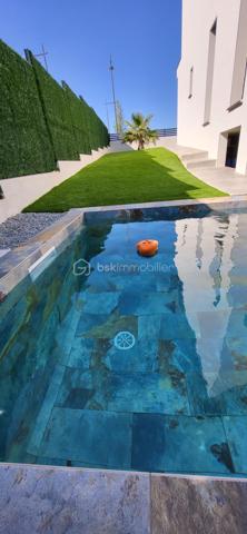 ✨ Villa contemporaine avec piscine – Cabestany
Magnifique villa contemporaine 3 faces, située au cœur d’un quartier résidentiel verdoyant et recherché de Cabestany, alliant architecture moderne, confort haut de gamme et technologies durables.

Implantée sur une parcelle de 285 m², cette maison développe 125 m² habitables, complétés par un garage de 15 m² entièrement plaqué et carrelé.

Dès l’entrée, vous serez séduit par une ambiance lumineuse et chaleureuse, portée par de beaux volumes et une exposition idéale.

🏡 Les prestations intérieures

Grande pièce de vie ouverte et conviviale

Cuisine moderne ouverte, pensée pour le quotidien et la réception

4 chambres, dont une suite parentale en rez-de-chaussée

2 WC

Villa aux normes RE2020

Climatisation gainable Air Zone

Décennale & dommage ouvrage

FRAIS DE NOTAIRE RENDUIT 

Exposition Sud – maison très lumineuse

🌿 À l’extérieur : un véritable espace détente

Piscine Bali 6 x 3 m, élégante et apaisante

Terrasse intime, idéale pour les moments de convivialité

Environnement calme et résidentiel, sans vis-à-vis oppressant

💫 Le mot de la fin

Une villa rare, harmonieuse et contemporaine, offrant douceur de vivre, lumière et sérénité, dans un cadre rassurant et qualitatif.

📞 Un véritable coup de cœur à découvrir sans tarder.
Contactez-moi pour plus d’informations ou organiser une visite.