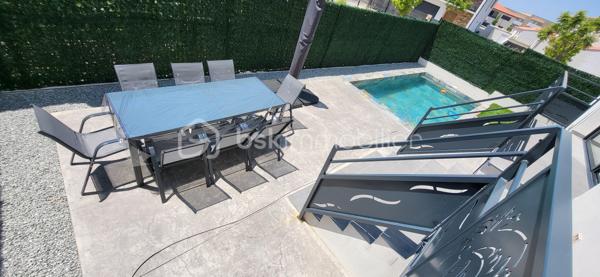 ✨ Villa contemporaine avec piscine – Cabestany
Magnifique villa contemporaine 3 faces, située au cœur d’un quartier résidentiel verdoyant et recherché de Cabestany, alliant architecture moderne, confort haut de gamme et technologies durables.

Implantée sur une parcelle de 285 m², cette maison développe 125 m² habitables, complétés par un garage de 15 m² entièrement plaqué et carrelé.

Dès l’entrée, vous serez séduit par une ambiance lumineuse et chaleureuse, portée par de beaux volumes et une exposition idéale.

🏡 Les prestations intérieures

Grande pièce de vie ouverte et conviviale

Cuisine moderne ouverte, pensée pour le quotidien et la réception

4 chambres, dont une suite parentale en rez-de-chaussée

2 WC

Villa aux normes RE2020

Climatisation gainable Air Zone

Décennale & dommage ouvrage

FRAIS DE NOTAIRE RENDUIT 

Exposition Sud – maison très lumineuse

🌿 À l’extérieur : un véritable espace détente

Piscine Bali 6 x 3 m, élégante et apaisante

Terrasse intime, idéale pour les moments de convivialité

Environnement calme et résidentiel, sans vis-à-vis oppressant

💫 Le mot de la fin

Une villa rare, harmonieuse et contemporaine, offrant douceur de vivre, lumière et sérénité, dans un cadre rassurant et qualitatif.

📞 Un véritable coup de cœur à découvrir sans tarder.
Contactez-moi pour plus d’informations ou organiser une visite.