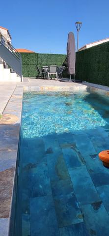 ✨ Villa contemporaine avec piscine – Cabestany
Magnifique villa contemporaine 3 faces, située au cœur d’un quartier résidentiel verdoyant et recherché de Cabestany, alliant architecture moderne, confort haut de gamme et technologies durables.

Implantée sur une parcelle de 285 m², cette maison développe 125 m² habitables, complétés par un garage de 15 m² entièrement plaqué et carrelé.

Dès l’entrée, vous serez séduit par une ambiance lumineuse et chaleureuse, portée par de beaux volumes et une exposition idéale.

🏡 Les prestations intérieures

Grande pièce de vie ouverte et conviviale

Cuisine moderne ouverte, pensée pour le quotidien et la réception

4 chambres, dont une suite parentale en rez-de-chaussée

2 WC

Villa aux normes RE2020

Climatisation gainable Air Zone

Décennale & dommage ouvrage

FRAIS DE NOTAIRE RENDUIT 

Exposition Sud – maison très lumineuse

🌿 À l’extérieur : un véritable espace détente

Piscine Bali 6 x 3 m, élégante et apaisante

Terrasse intime, idéale pour les moments de convivialité

Environnement calme et résidentiel, sans vis-à-vis oppressant

💫 Le mot de la fin

Une villa rare, harmonieuse et contemporaine, offrant douceur de vivre, lumière et sérénité, dans un cadre rassurant et qualitatif.

📞 Un véritable coup de cœur à découvrir sans tarder.
Contactez-moi pour plus d’informations ou organiser une visite.
