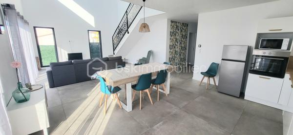 ✨ Villa contemporaine avec piscine – Cabestany
Magnifique villa contemporaine 3 faces, située au cœur d’un quartier résidentiel verdoyant et recherché de Cabestany, alliant architecture moderne, confort haut de gamme et technologies durables.

Implantée sur une parcelle de 285 m², cette maison développe 125 m² habitables, complétés par un garage de 15 m² entièrement plaqué et carrelé.

Dès l’entrée, vous serez séduit par une ambiance lumineuse et chaleureuse, portée par de beaux volumes et une exposition idéale.

🏡 Les prestations intérieures

Grande pièce de vie ouverte et conviviale

Cuisine moderne ouverte, pensée pour le quotidien et la réception

4 chambres, dont une suite parentale en rez-de-chaussée

2 WC

Villa aux normes RE2020

Climatisation gainable Air Zone

Décennale & dommage ouvrage

FRAIS DE NOTAIRE RENDUIT 

Exposition Sud – maison très lumineuse

🌿 À l’extérieur : un véritable espace détente

Piscine Bali 6 x 3 m, élégante et apaisante

Terrasse intime, idéale pour les moments de convivialité

Environnement calme et résidentiel, sans vis-à-vis oppressant

💫 Le mot de la fin

Une villa rare, harmonieuse et contemporaine, offrant douceur de vivre, lumière et sérénité, dans un cadre rassurant et qualitatif.

📞 Un véritable coup de cœur à découvrir sans tarder.
Contactez-moi pour plus d’informations ou organiser une visite.