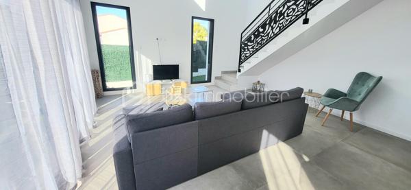 ✨ Villa contemporaine avec piscine – Cabestany
Magnifique villa contemporaine 3 faces, située au cœur d’un quartier résidentiel verdoyant et recherché de Cabestany, alliant architecture moderne, confort haut de gamme et technologies durables.

Implantée sur une parcelle de 285 m², cette maison développe 125 m² habitables, complétés par un garage de 15 m² entièrement plaqué et carrelé.

Dès l’entrée, vous serez séduit par une ambiance lumineuse et chaleureuse, portée par de beaux volumes et une exposition idéale.

🏡 Les prestations intérieures

Grande pièce de vie ouverte et conviviale

Cuisine moderne ouverte, pensée pour le quotidien et la réception

4 chambres, dont une suite parentale en rez-de-chaussée

2 WC

Villa aux normes RE2020

Climatisation gainable Air Zone

Décennale & dommage ouvrage

FRAIS DE NOTAIRE RENDUIT 

Exposition Sud – maison très lumineuse

🌿 À l’extérieur : un véritable espace détente

Piscine Bali 6 x 3 m, élégante et apaisante

Terrasse intime, idéale pour les moments de convivialité

Environnement calme et résidentiel, sans vis-à-vis oppressant

💫 Le mot de la fin

Une villa rare, harmonieuse et contemporaine, offrant douceur de vivre, lumière et sérénité, dans un cadre rassurant et qualitatif.

📞 Un véritable coup de cœur à découvrir sans tarder.
Contactez-moi pour plus d’informations ou organiser une visite.