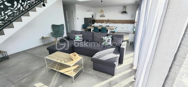 ✨ Villa contemporaine avec piscine – Cabestany
Magnifique villa contemporaine 3 faces, située au cœur d’un quartier résidentiel verdoyant et recherché de Cabestany, alliant architecture moderne, confort haut de gamme et technologies durables.

Implantée sur une parcelle de 285 m², cette maison développe 125 m² habitables, complétés par un garage de 15 m² entièrement plaqué et carrelé.

Dès l’entrée, vous serez séduit par une ambiance lumineuse et chaleureuse, portée par de beaux volumes et une exposition idéale.

🏡 Les prestations intérieures

Grande pièce de vie ouverte et conviviale

Cuisine moderne ouverte, pensée pour le quotidien et la réception

4 chambres, dont une suite parentale en rez-de-chaussée

2 WC

Villa aux normes RE2020

Climatisation gainable Air Zone

Décennale & dommage ouvrage

FRAIS DE NOTAIRE RENDUIT 

Exposition Sud – maison très lumineuse

🌿 À l’extérieur : un véritable espace détente

Piscine Bali 6 x 3 m, élégante et apaisante

Terrasse intime, idéale pour les moments de convivialité

Environnement calme et résidentiel, sans vis-à-vis oppressant

💫 Le mot de la fin

Une villa rare, harmonieuse et contemporaine, offrant douceur de vivre, lumière et sérénité, dans un cadre rassurant et qualitatif.

📞 Un véritable coup de cœur à découvrir sans tarder.
Contactez-moi pour plus d’informations ou organiser une visite.