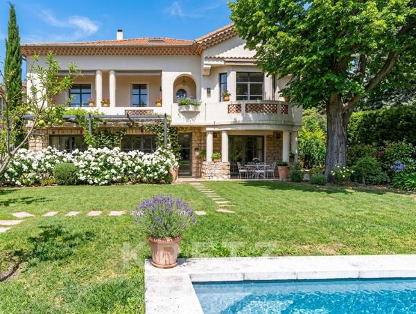 Aix-en-Provence centre ville. Maison 1930, 5 chambres, piscine, parking