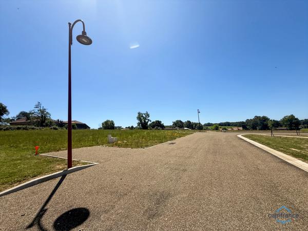 Dpt Gers (32), à vendre BERNEDE terrain constructible de 1335 m² viabilisé et borné, au calme