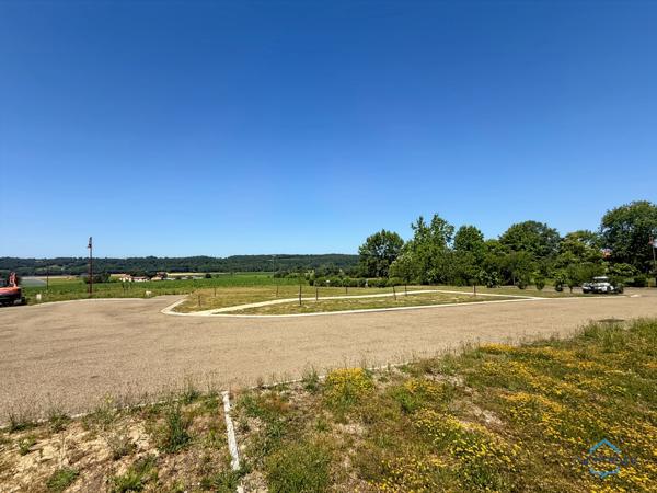 Dpt Gers (32), à vendre BERNEDE terrain constructible de 1335 m² viabilisé et borné, au calme