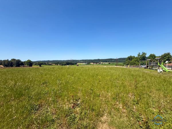 Dpt Gers (32), à vendre BERNEDE terrain constructible de 1335 m² viabilisé et borné, au calme