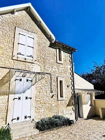 CHARENTAISE SANS TRAVAUX D'ENVIRON 120 M² SUR PARCELLE DE 658 m².