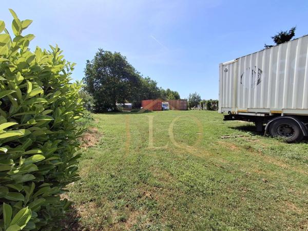 LE CAMP DE BASE DES BÂTISSEURS, 200 m² de locaux professionnels et 1 452 m² de réserve foncière pour accompagner la croissance de votre entreprise.