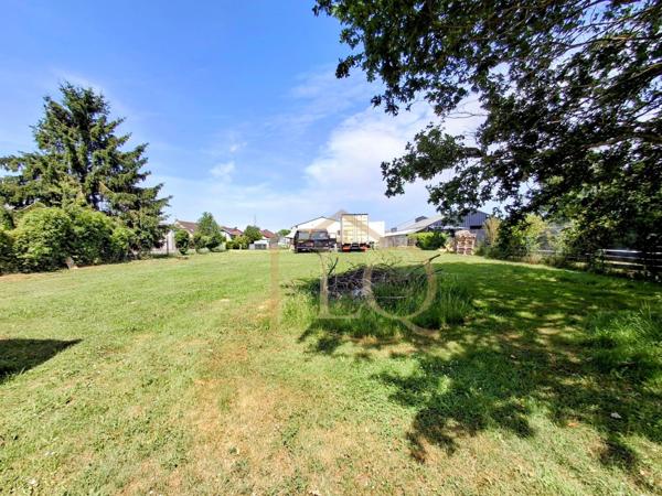 LE CAMP DE BASE DES BÂTISSEURS, 200 m² de locaux professionnels et 1 452 m² de réserve foncière pour accompagner la croissance de votre entreprise.