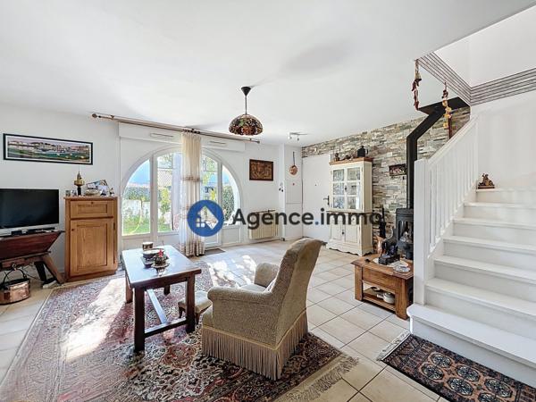 À vendre - Maison mitoyenne 2 côtés, 5 pièces située à Urrugne (64122)