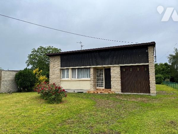 Maison d'habitation comprenant : salon-séjour, cuisine, 4 chambres, salle de bains, garage, jardin.