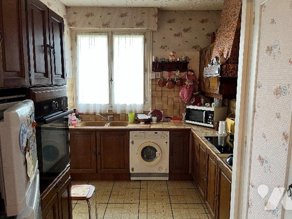 Maison d'habitation comprenant : salon-séjour, cuisine, 4 chambres, salle de bains, garage, jardin.