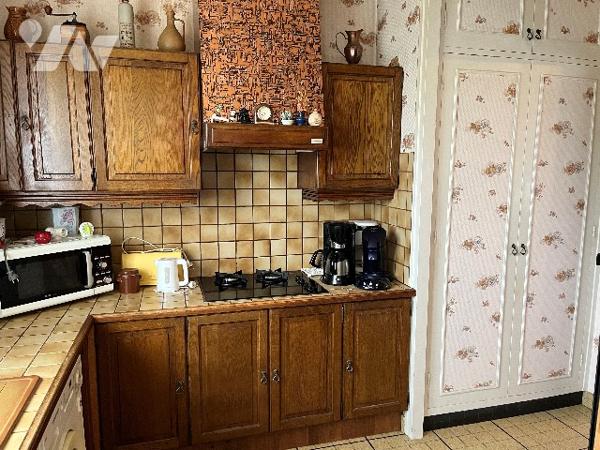 Maison d'habitation comprenant : salon-séjour, cuisine, 4 chambres, salle de bains, garage, jardin.