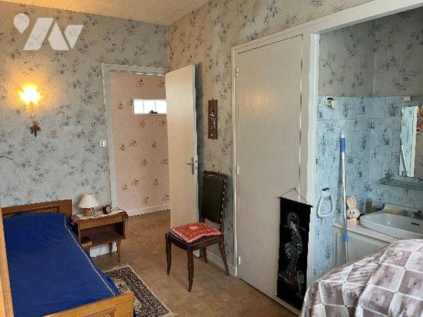 Maison d'habitation comprenant : salon-séjour, cuisine, 4 chambres, salle de bains, garage, jardin.