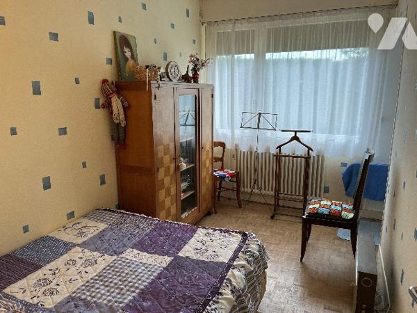 Maison d'habitation comprenant : salon-séjour, cuisine, 4 chambres, salle de bains, garage, jardin.