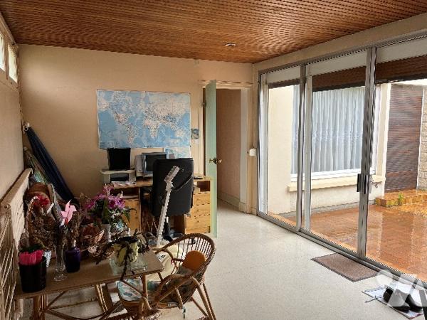 Maison d'habitation comprenant : salon-séjour, cuisine, 4 chambres, salle de bains, garage, jardin.