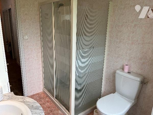 Maison d'habitation comprenant : salon-séjour, cuisine, 4 chambres, salle de bains, garage, jardin.