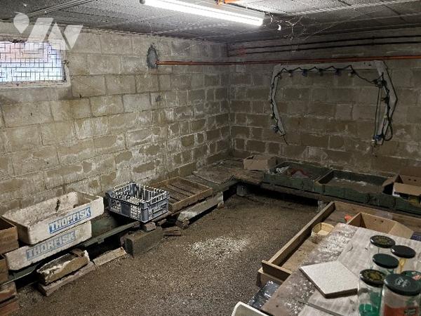 Maison d'habitation comprenant : salon-séjour, cuisine, 4 chambres, salle de bains, garage, jardin.