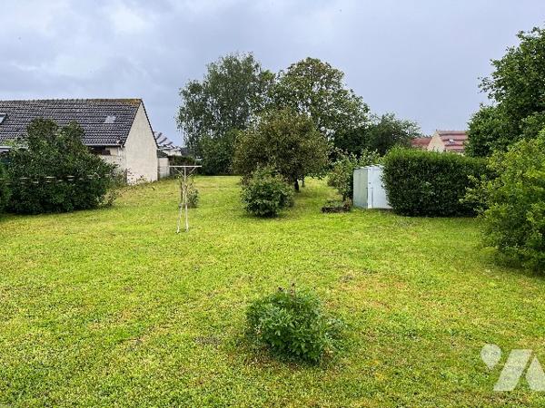 Maison d'habitation comprenant : salon-séjour, cuisine, 4 chambres, salle de bains, garage, jardin.