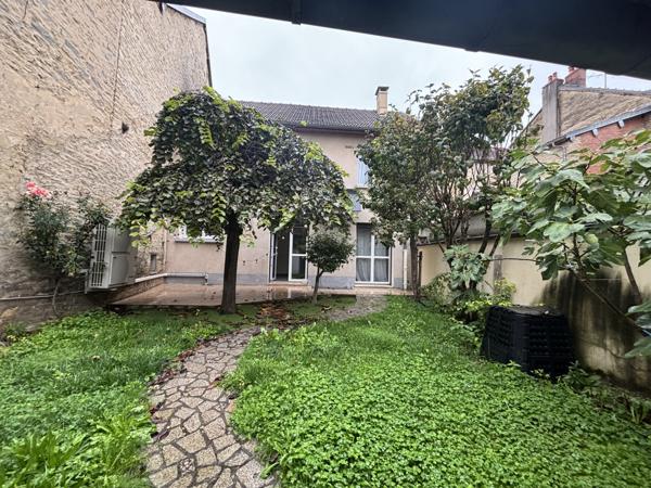 CHATILLON SUR SEINE : proche du centre ville ,maison rénovée de 120 m² avec grange de 100m² et cour  Châtillon-sur-Seine (21400)