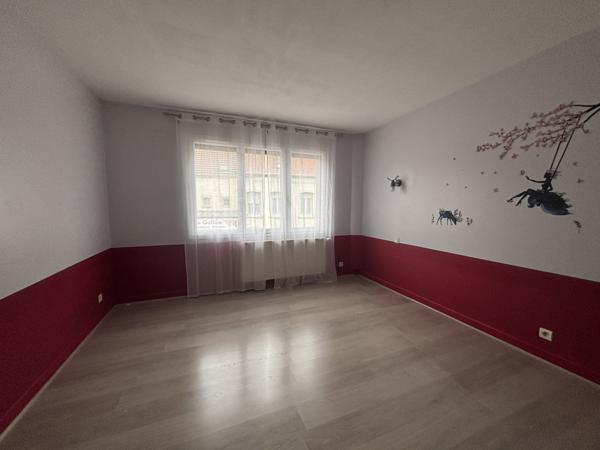 CHATILLON SUR SEINE : proche du centre ville ,maison rénovée de 120 m² avec grange de 100m² et cour  Châtillon-sur-Seine (21400)