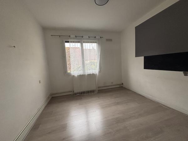 CHATILLON SUR SEINE : proche du centre ville ,maison rénovée de 120 m² avec grange de 100m² et cour  Châtillon-sur-Seine (21400)